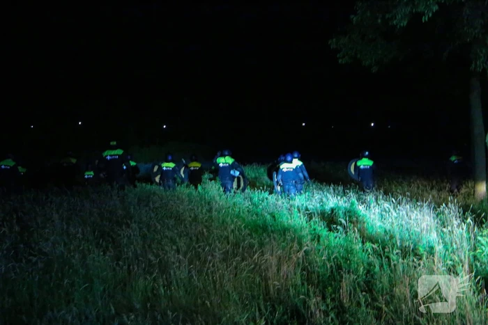 Mobiele Eenheid veegt park in Corlaer