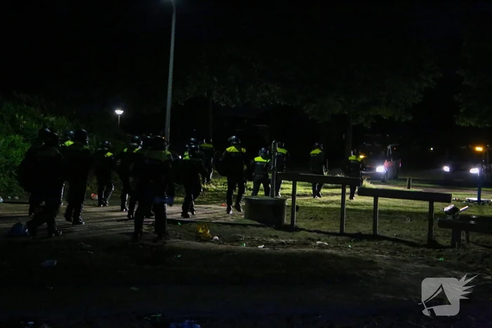 Mobiele Eenheid veegt park in Corlaer