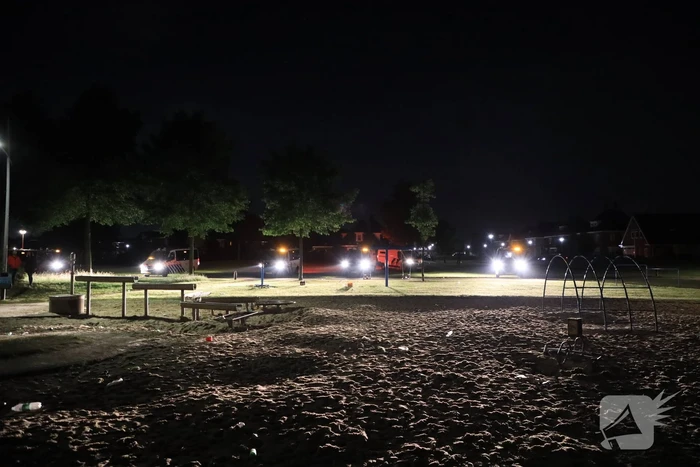 Mobiele Eenheid veegt park in Corlaer