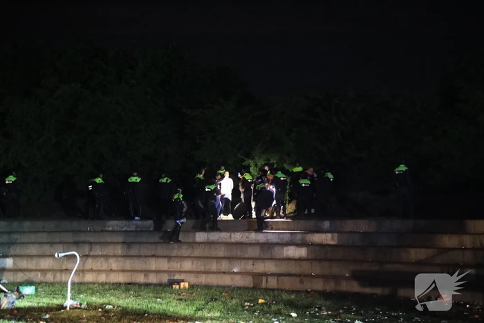 Mobiele Eenheid veegt park in Corlaer