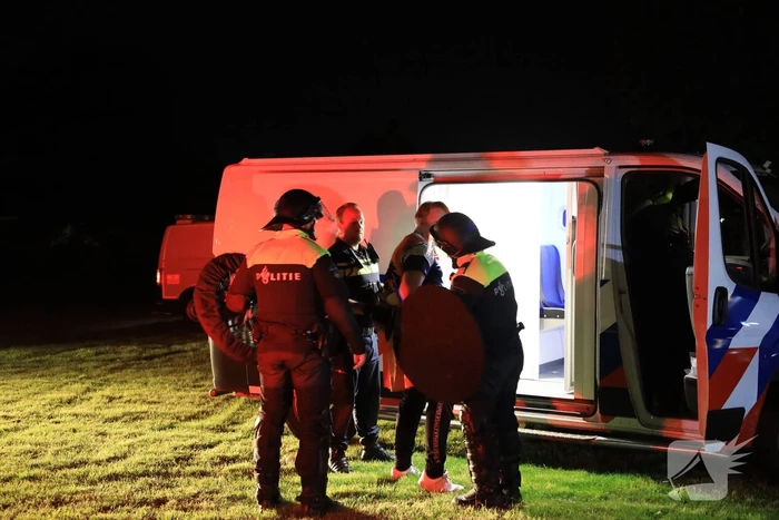 Mobiele Eenheid veegt park in Corlaer