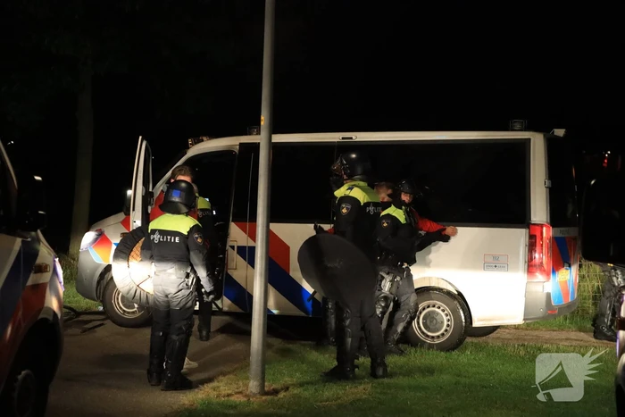 Mobiele Eenheid veegt park in Corlaer