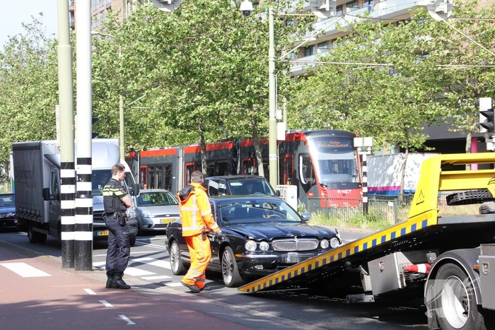 Automobilist rijdt lantaarnpaal uit de grond
