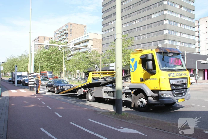 Automobilist rijdt lantaarnpaal uit de grond