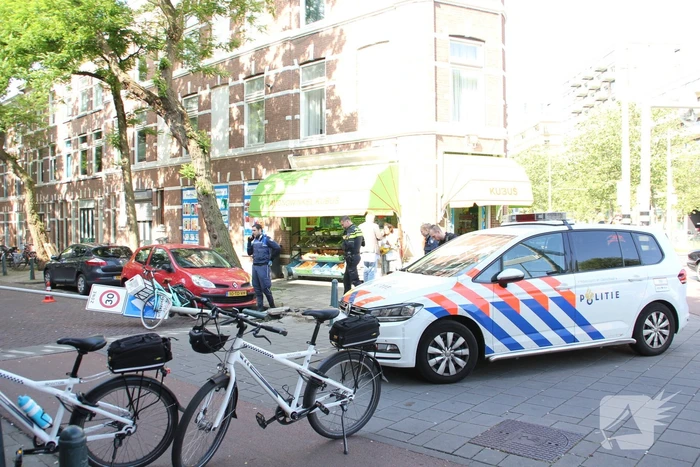 Automobilist rijdt lantaarnpaal uit de grond