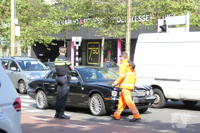Automobilist rijdt lantaarnpaal uit de grond