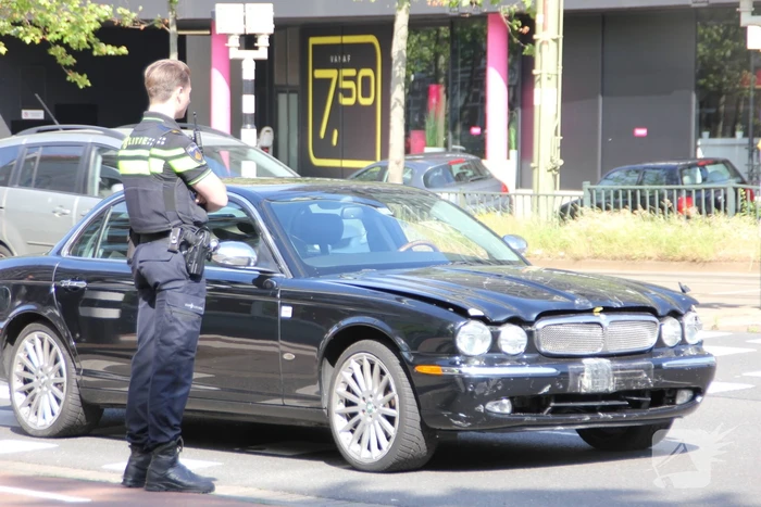 Automobilist rijdt lantaarnpaal uit de grond