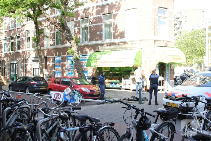 Automobilist rijdt lantaarnpaal uit de grond