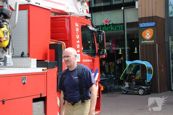 Glazenwassers bakje vast bij stadhuis