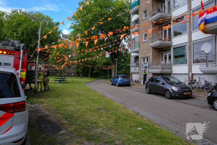 Brandweer doet onderzoek naar vreemde lucht in portiekflat