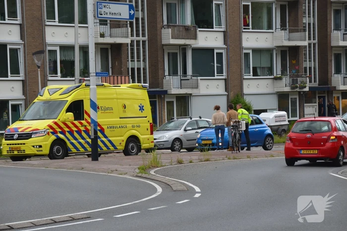 Jonge vrouw op fiets aangereden