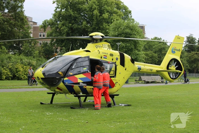 Traumahelikopter landt in park
