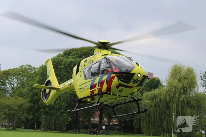 Traumahelikopter landt in park