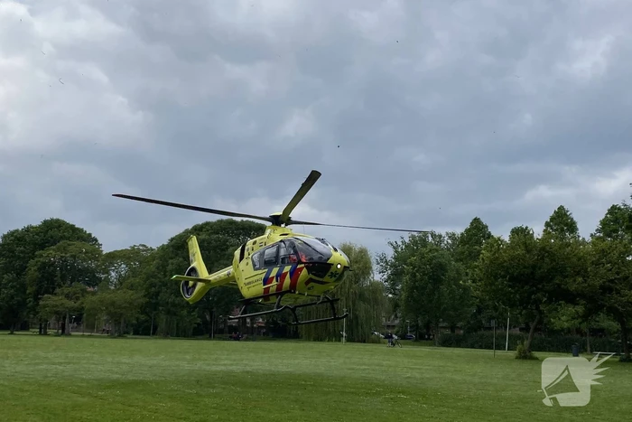 Traumahelikopter landt in park