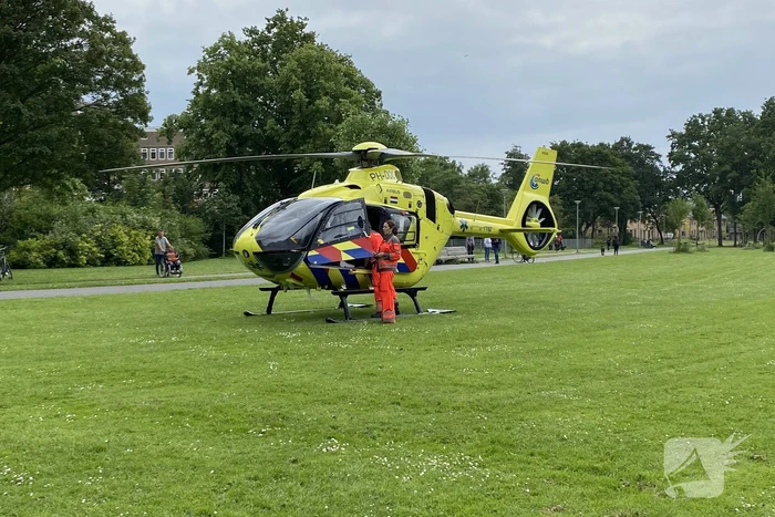 Traumahelikopter landt in park