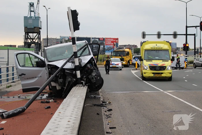 Ravage na ongeval met bestelbus