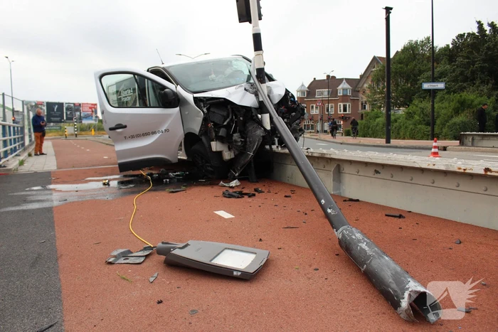 Ravage na ongeval met bestelbus