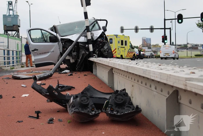 Ravage na ongeval met bestelbus
