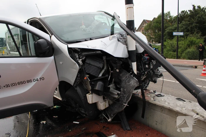 Ravage na ongeval met bestelbus