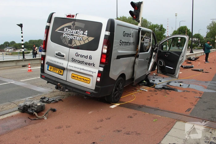 Ravage na ongeval met bestelbus