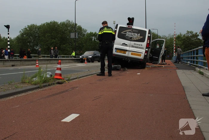 Ravage na ongeval met bestelbus