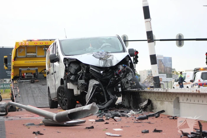 Ravage na ongeval met bestelbus