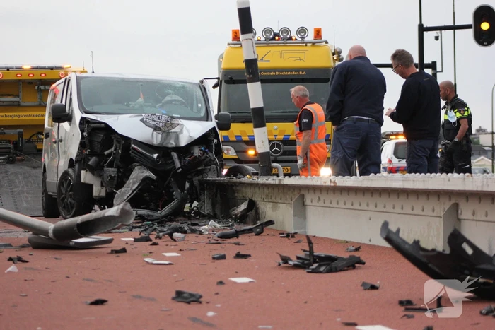 Ravage na ongeval met bestelbus