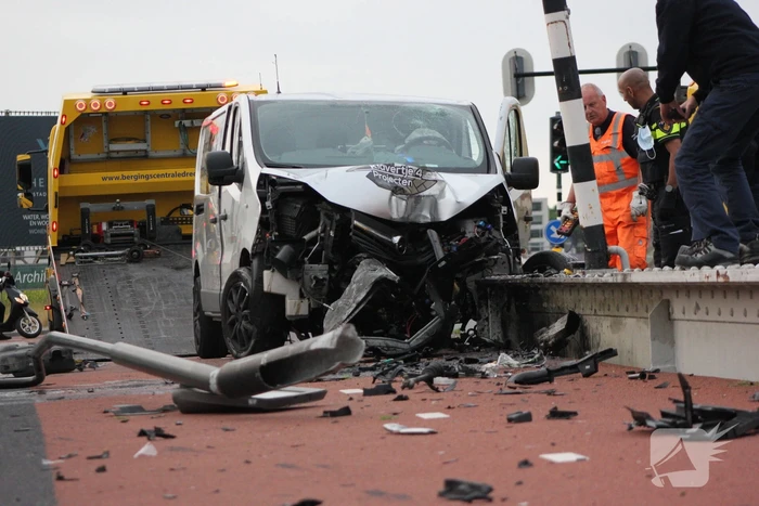 Ravage na ongeval met bestelbus