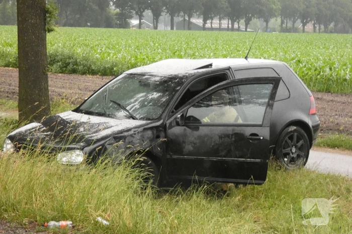 Auto vliegt in brand na botsing tegen boom