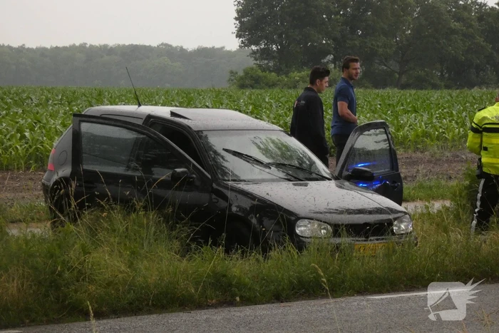 Auto vliegt in brand na botsing tegen boom