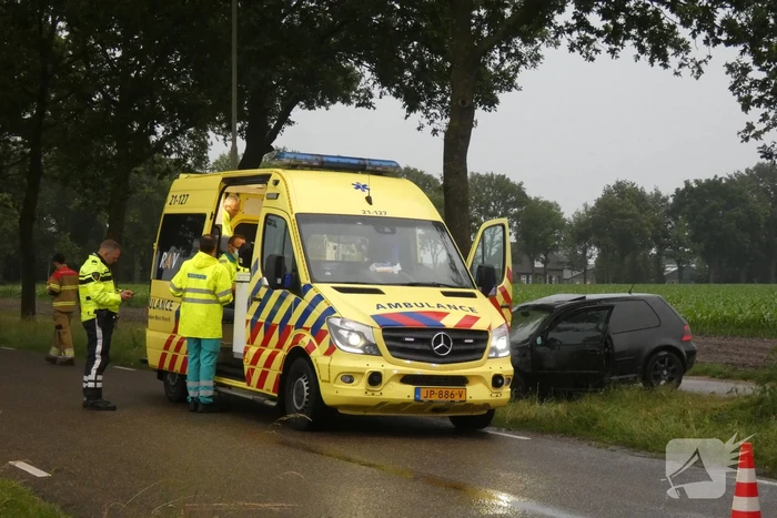 Auto vliegt in brand na botsing tegen boom