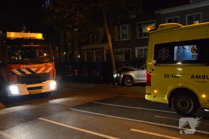 Persoon gewond door botsing tegen boom