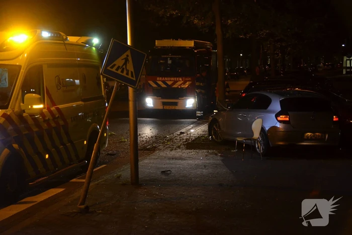 Persoon gewond door botsing tegen boom