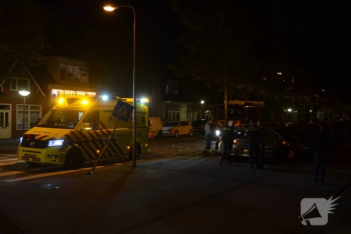 Persoon gewond door botsing tegen boom