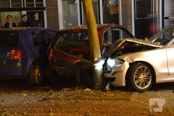 Persoon gewond door botsing tegen boom