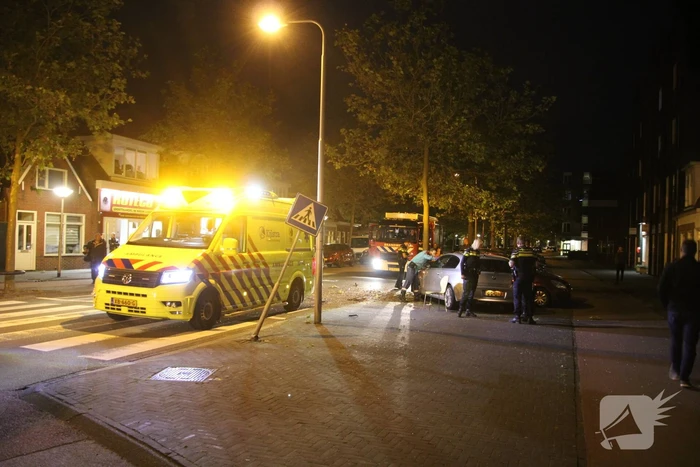 Persoon gewond door botsing tegen boom