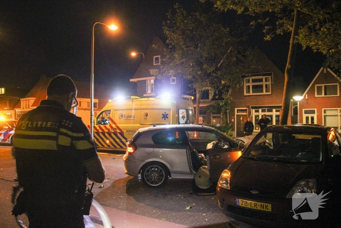 Persoon gewond door botsing tegen boom