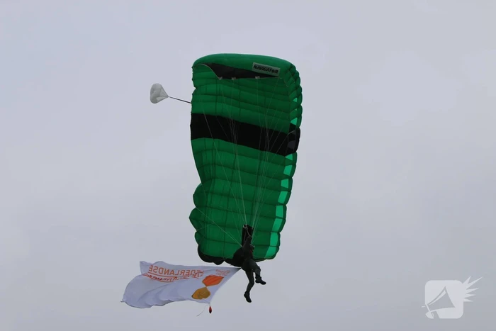 Parachutisten landen met vlag veteranendag op Malieveld