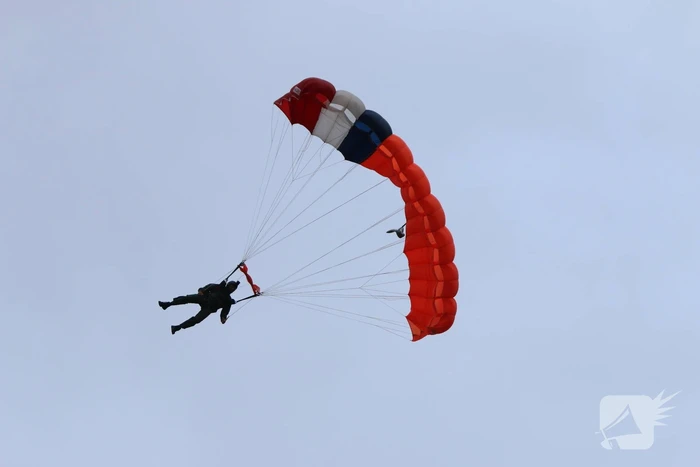 Parachutisten landen met vlag veteranendag op Malieveld