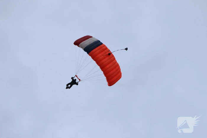 Parachutisten landen met vlag veteranendag op Malieveld