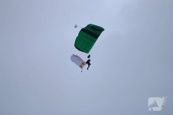 Parachutisten landen met vlag veteranendag op Malieveld