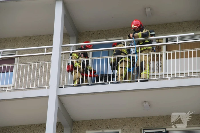Deur flatwoning geforceerd voor pan op het vuur
