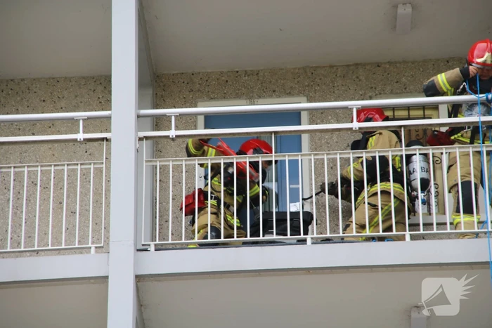 Deur flatwoning geforceerd voor pan op het vuur