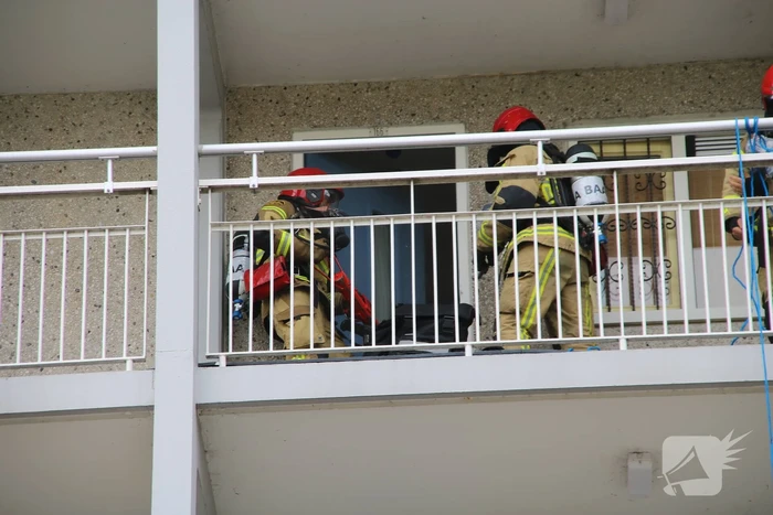 Deur flatwoning geforceerd voor pan op het vuur