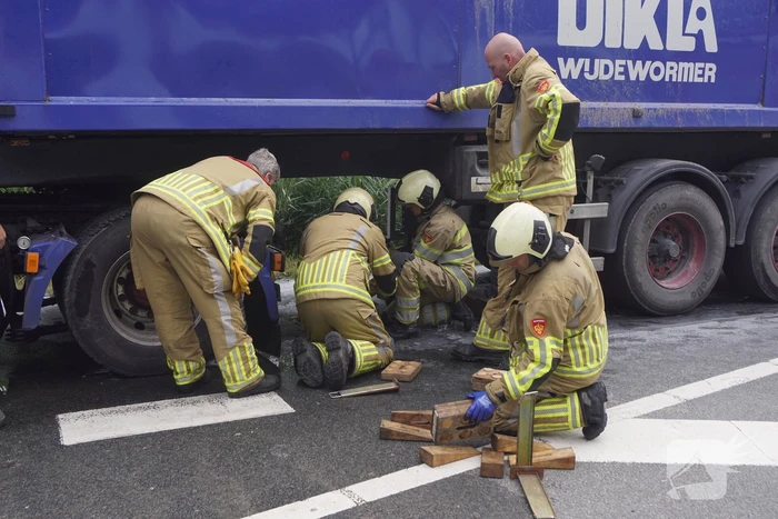Vrachtwagen komt met pech te staan door brand
