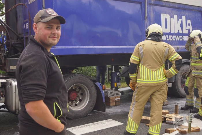 Vrachtwagen komt met pech te staan door brand