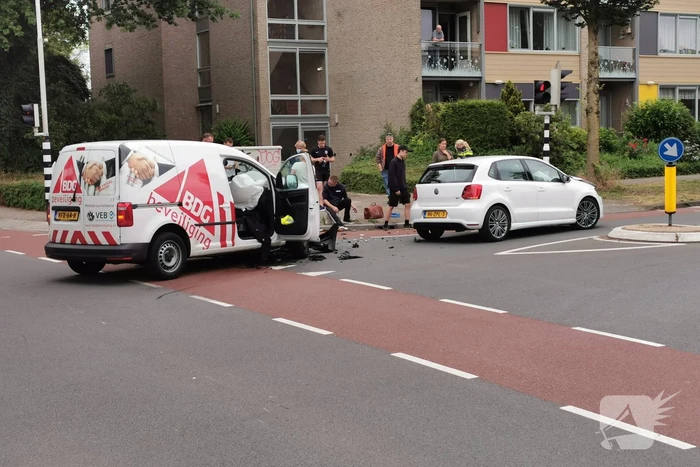 Bestelwagen en personenauto botsen op kruising