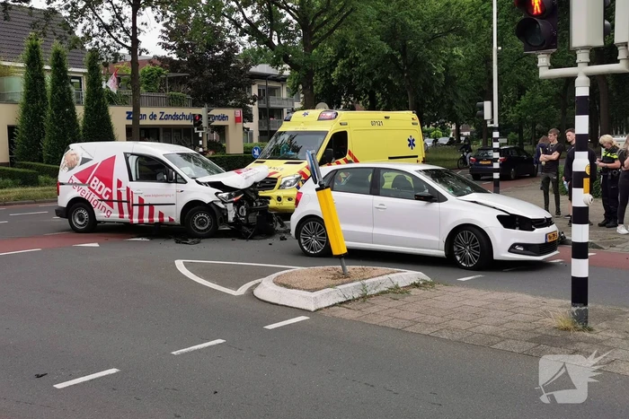 Bestelwagen en personenauto botsen op kruising