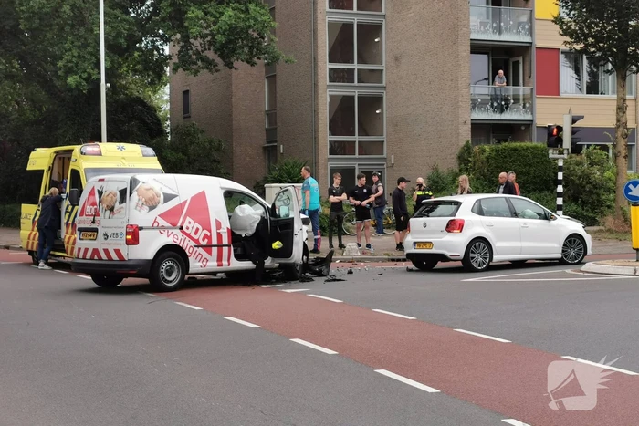 Bestelwagen en personenauto botsen op kruising