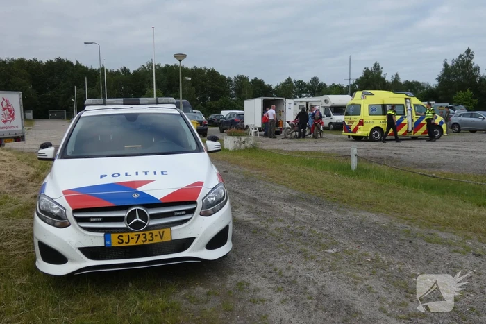 Motorcrosser ten val op crossbaan